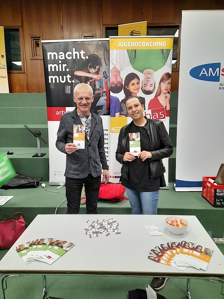 Jugendcoaches an einem Stand – Beratung bei einer Berufsmesse.