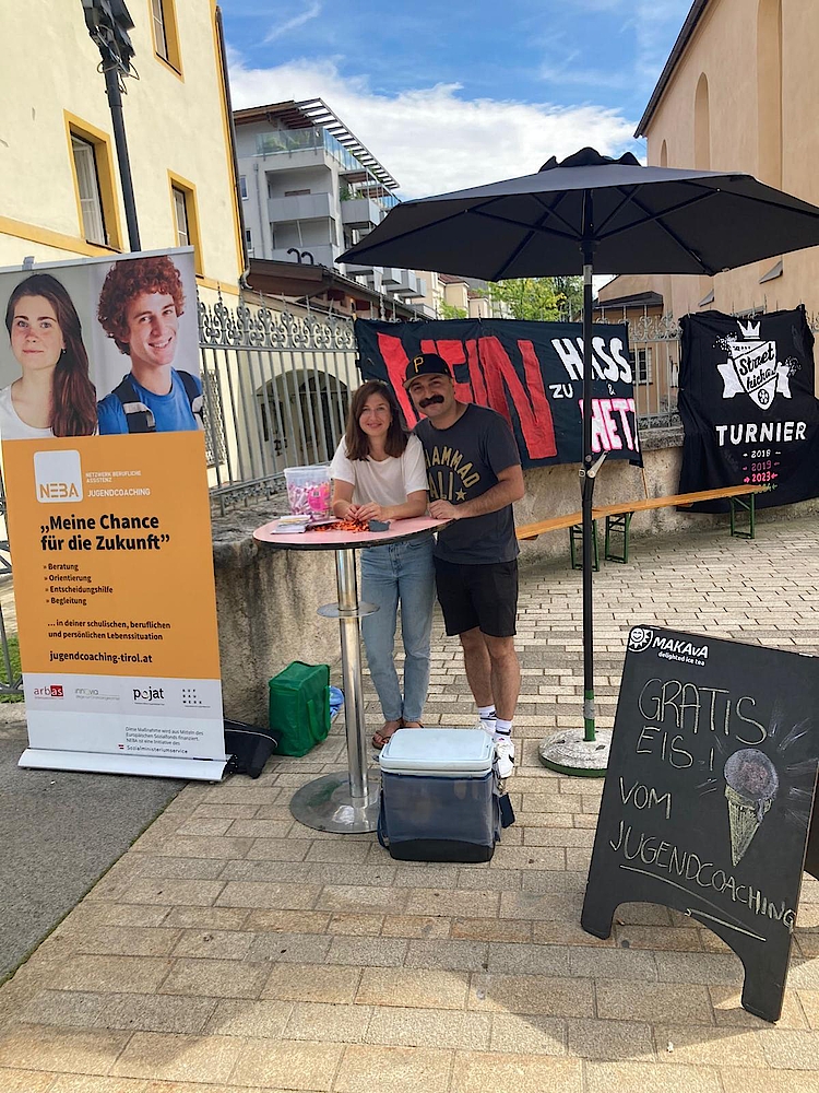 Straßenfest mit Infostand – Jugendcoaching-Team informiert auf einem Straßenfest.