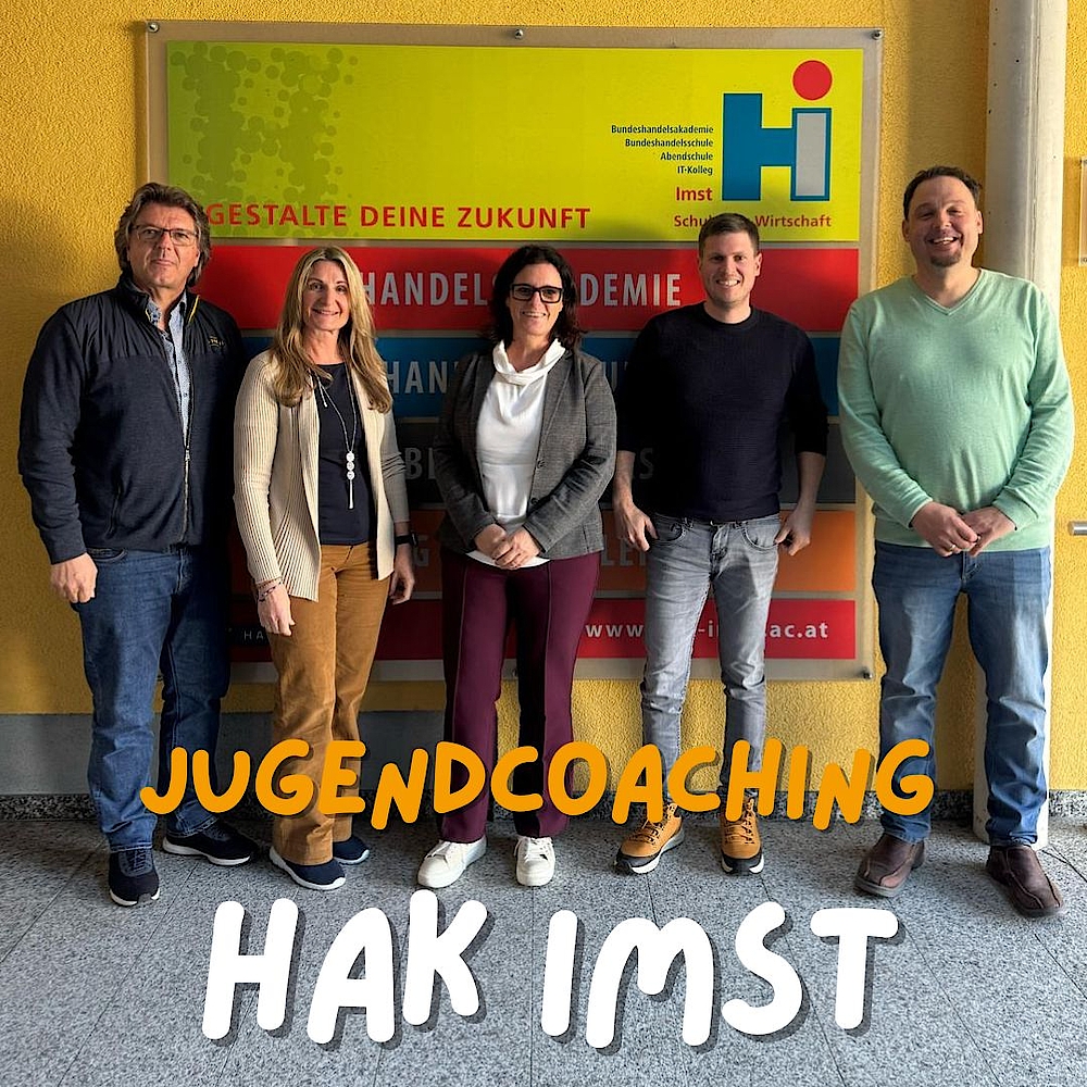 Gruppe Menschen steht vor Schuleingang der Schule HAK IMST