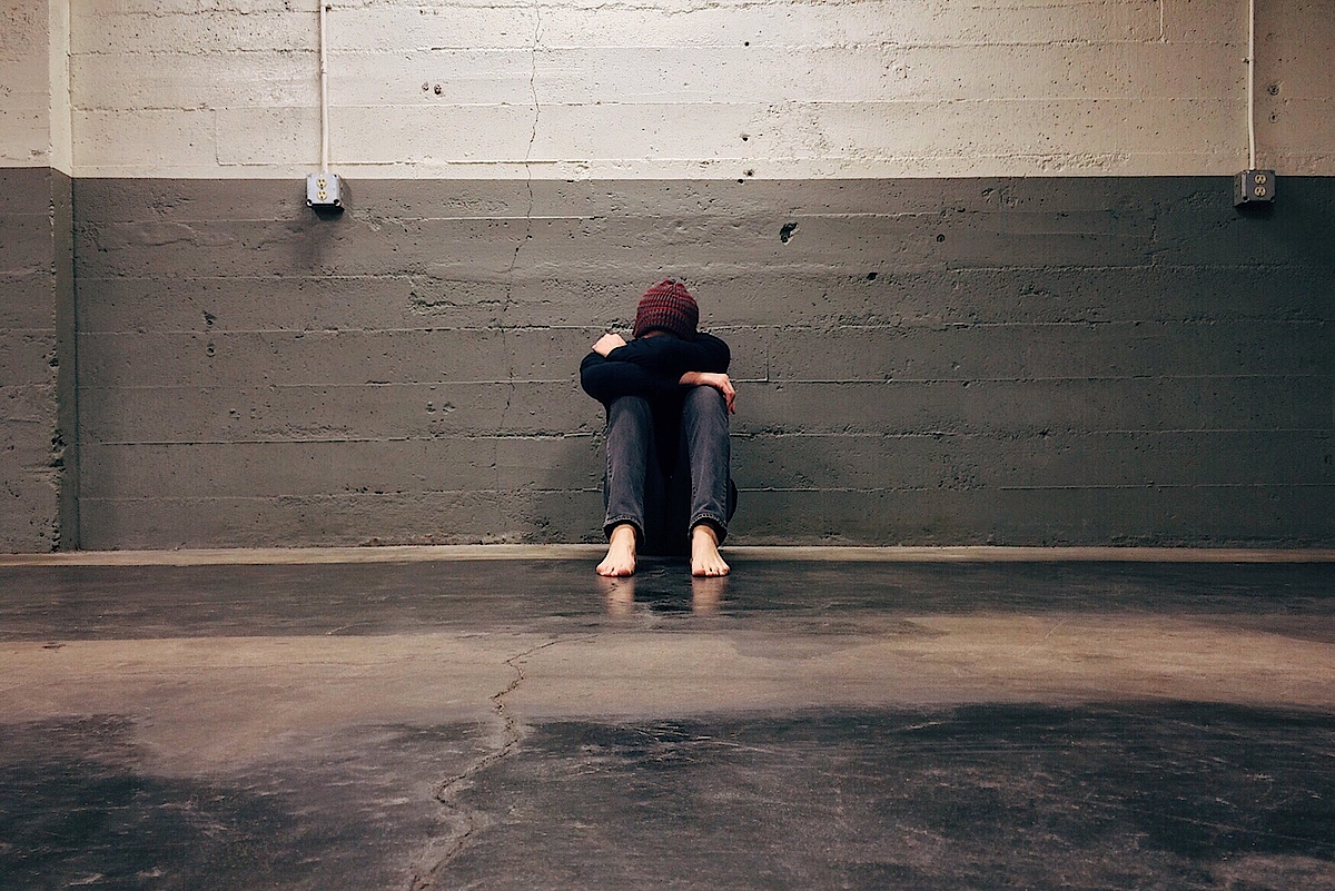 Jugendlicher an Mauer – Unterstützung bei psychischen Herausforderungen.