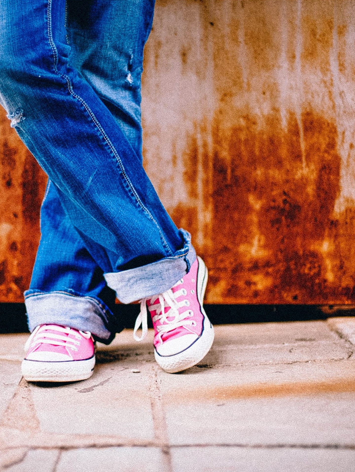 Style Foto mit Jeans & Sneakers.